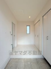 明るい玄関：収納も豊富