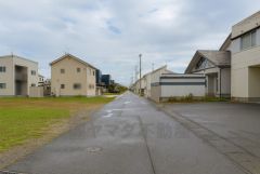 南側市道より。平坦なので北西と南の2方向からアクセス可能。奥は住宅地が広がっています。