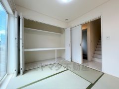 幅が広く奥行きもあるのでお布団や小物もまとめて収納できます