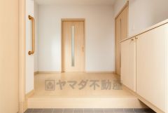 玄関はシューズボックス交換、鍵交換も行います。（リフォーム後のイメージ写真になります）