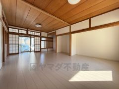 縁側があるので空間にゆとりが生まれ、くつろげる室内となっております。