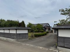 敷地入口。風格のある塀です。