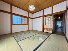 奥の8畳和室。畳表替え済みです。