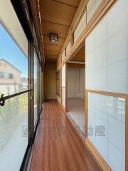 ゴロンと寝そべりたくなる広い縁側。南東向きで明るいです。