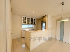 カップボードなど収納たっぷりなキッチン