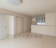 リビング。家具や生活用品を削除した空室イメージになります。現況と異なる場合は現況優先とさせていただきます。