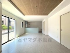色合いも明るく、陽当り良好。広々ＬＤＫです。