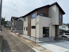 まもなく完成・見学ご予約受付中です。1号棟は奥側です。
