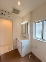 三面鏡付きで身だしなみチェックしやすい洗面台