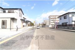 前面道路は広々16ｍ。お車の出し入れも楽々。