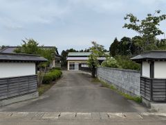 広大な敷地入口