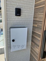 来訪者を確認できるモニター付きインターホン