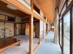 縁側も広々。お庭の眺めも格別です。