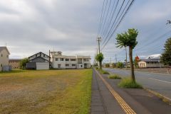 県道沿いは歩道が整備されています。すぐ向かいにコンビニがあるのでとても便利