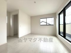 2階主寝室はＷＩＣつき。2方向を見渡せる広々バルコニーもあり、開放感があります。