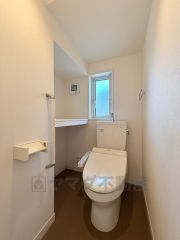 1階トイレ：手すりと棚があり便利