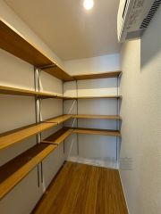 キッチン奥のパントリー。家電や調理器具も収納できて便利。