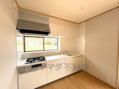 窓があるので明く、機能的なキッチン