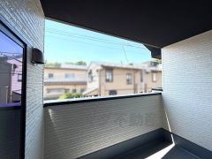 2階西側バルコニー。インナータイプでお洗濯も安心。