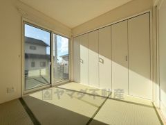 リビング隣の和室も明るいです