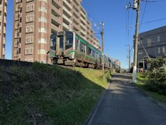北仙台駅までは、物件南方向から線路沿いを通ってまっすぐ進んでください（手入れされた道路で安心）