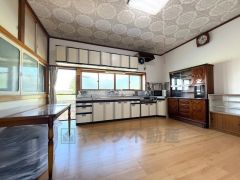 10帖のキッチン。床をリフォーム済みです。