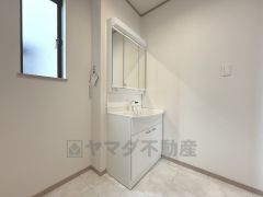 三面鏡付きで身支度しやすい洗面台