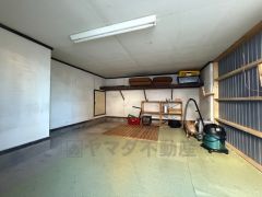 1階倉庫。建物の一部になっており、雨にぬれず出入りできます。