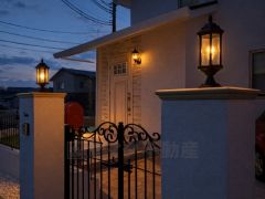 夕暮れ時の玄関アプローチ