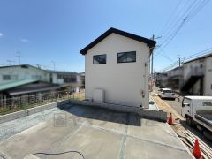 カースペースは並列2台分。奥行きがあるので大きな車でもとめられます。